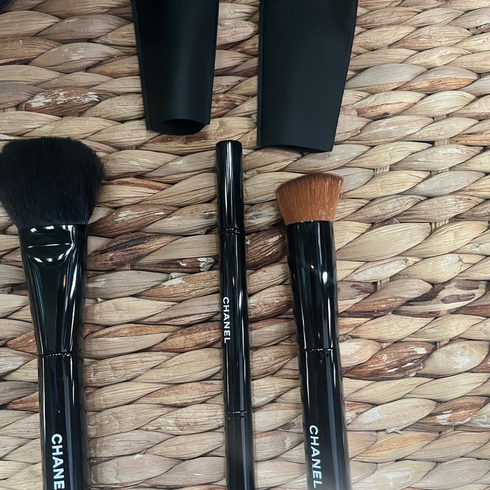Chanel Essential Brush Collection - Picture 3 of 7